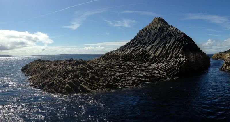 Το Fingal Cave είναι ένα μοναδικό μείγμα φυσικού θαύματος, μύθου και καλλιτεχνικής έμπνευσης. Είναι ένα μέρος όπου η δύναμη της φύσης και οι ψίθυροι του θρύλου ενώνονται για να δημιουργήσουν μια αξέχαστη εμπειρία.