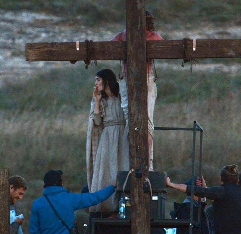 Passion of the Christ. Cigarette break